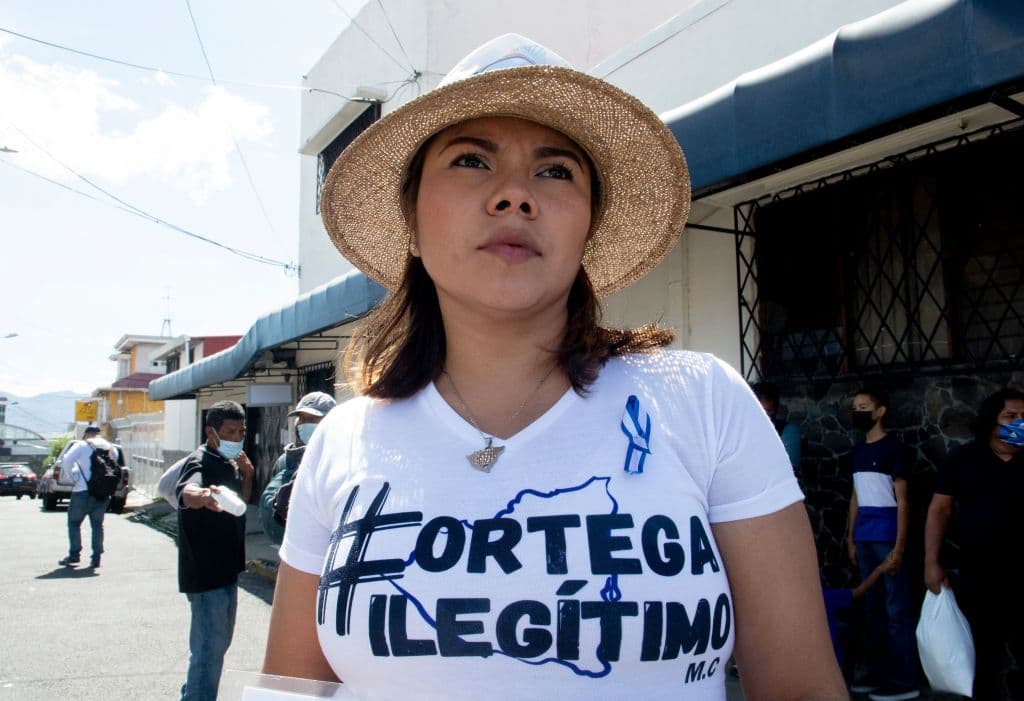 Un ciudadano nicaragüense exiliado en Costa Rica lleva una camiseta en la que se lee "Ortega ilegítimo" durante una manifestación frente a la embajada de Nicaragua en Costa Rica para oponerse a la toma de posesión del presidente Daniel Ortega, en San José, el 10 de enero de 2022.