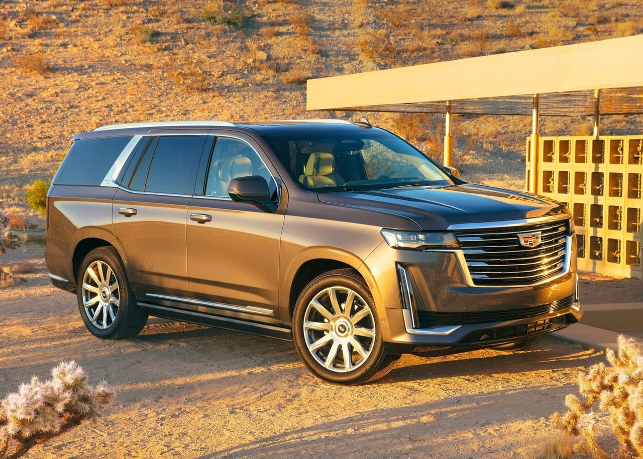 <h3 class="cms-H3-H3"><b>Cadillac Escalade </b></h3>
<br>
<br>Esta SUV de lujo llega a su quinta generación con un nuevo diseño y cargada de tecnología, incluyendo más de 38 pulgadas diagonales en pantallas OLED, 36 bocinas de alta calidad y un nuevo sistema de conducción autónoma. Un modelo para que papá se sienta como todo un rey. La nueva Escalade saldrá a la venta en Estados Unidos a finales de 2020 con un precio inicial de 76,195 dólares.
<br>
<br>
<a href="https://www.univision.com/carros/pruebas-de-manejo/test-drive-cadillac-escalade-2021" target="_blank">Prueba – Cadillac Escalade 2021, lujo en tiempos de COVID</a>
<br>