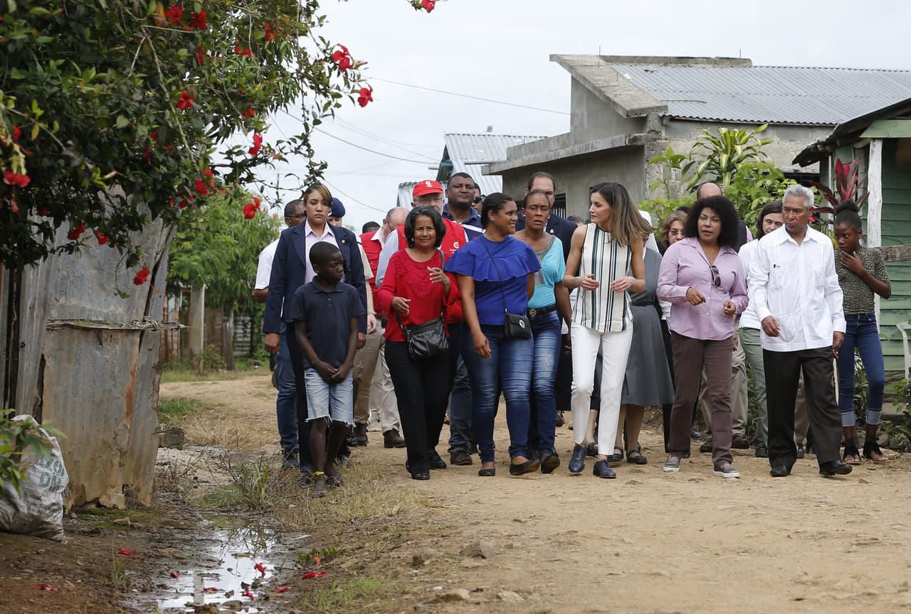 Antes de partir hacia Haití, Letizia ofreció una charla a las jóvenes del municipio de Baní sobre los embarazos en adolescentes y la violencia de género.