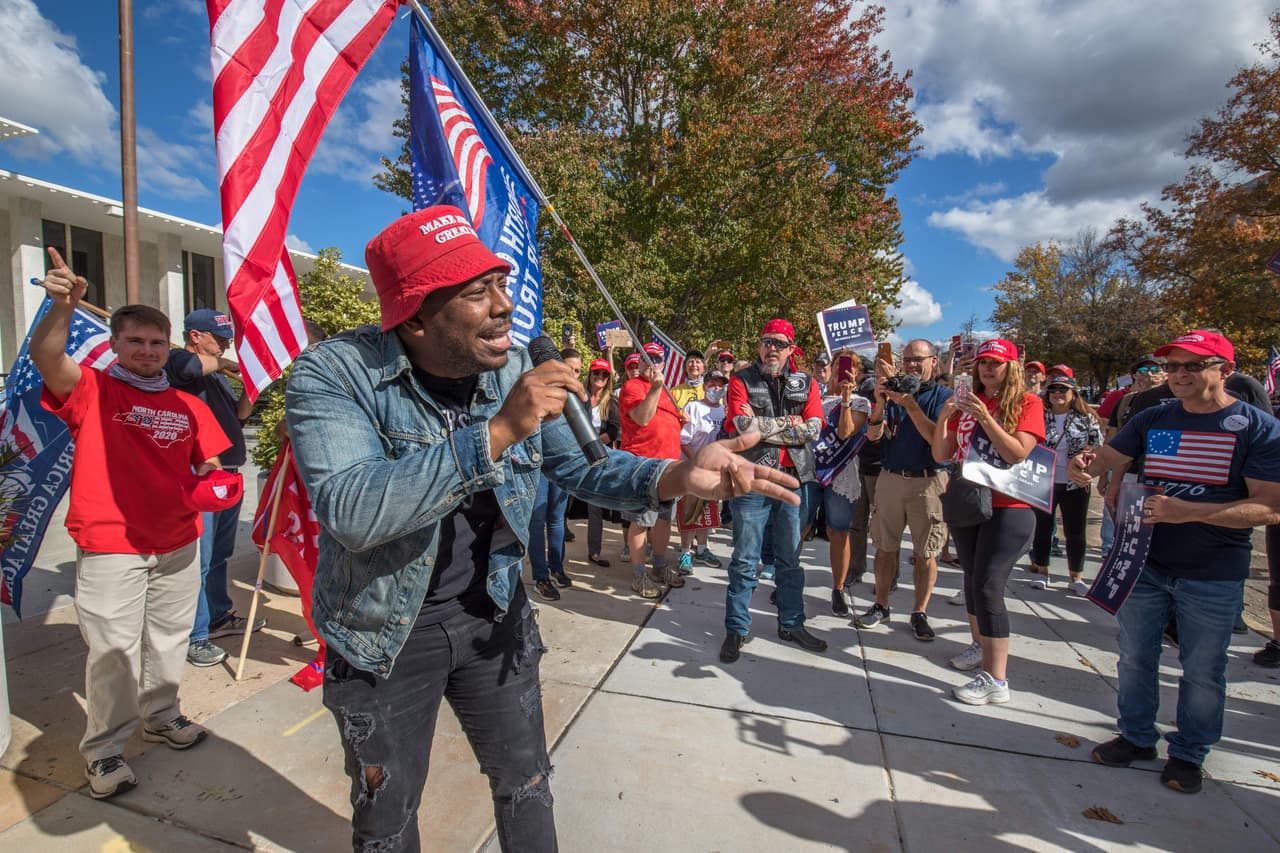 Los asistentes protestaron en contra de los resultados de las elecciones y el supuesto fraude percibido en el proceso de votación.