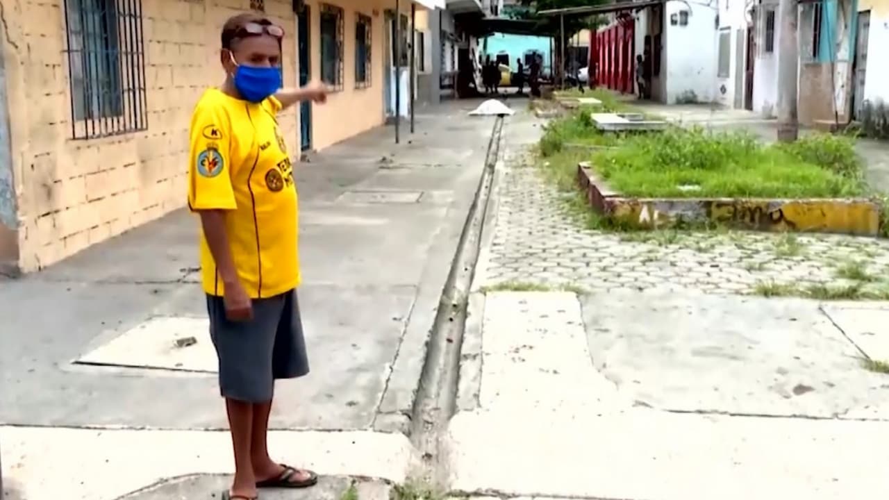 "Dejan a los muertos en las veredas": el coronavirus desborda la capacidad funeraria de Guayaquil 