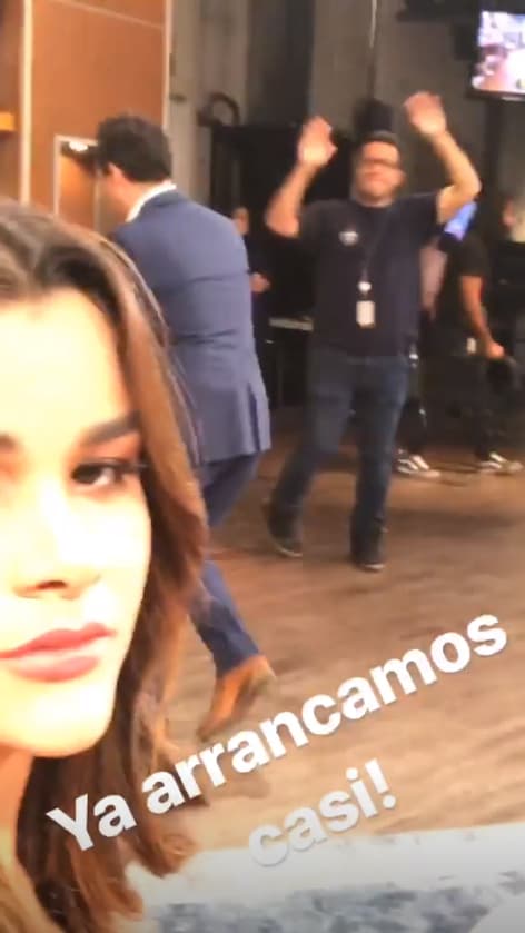 Pero los conductores no son los únicos que se divierten, Clarissa demostró que el staff también baila.