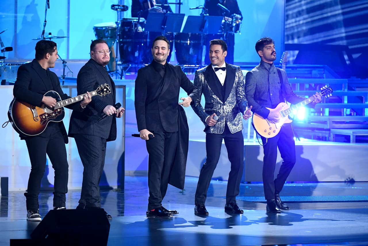 Posteriormente vino el tema 'Querida', de la autoría de Juan Gabriel.