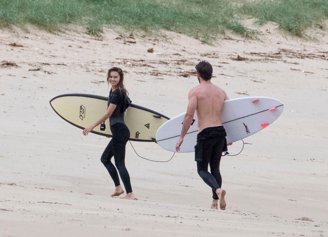 La expareja de Miley Cyrus y la modelo australiana empezaron a salir a finales del año pasado. Desde que inició el 2020 se les ha visto en algunas ocasiones conviviendo con la familia del actor.