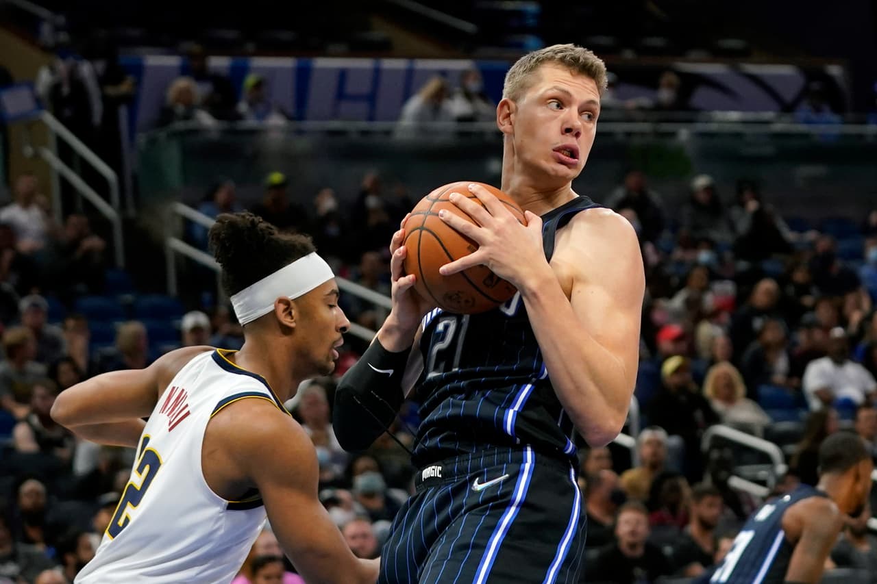 El pívot de los Orlando Magic, Moritz Wagner, toma un rebote frente al alero de los Denver Nuggets, Zeke Nnaji.