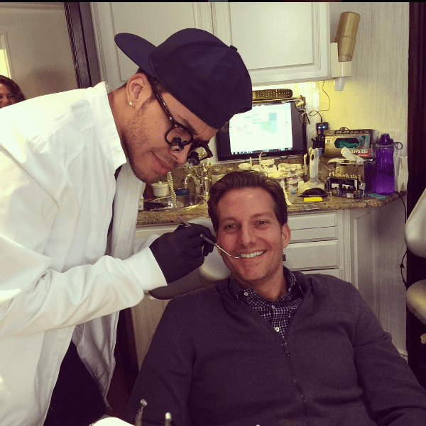 ¡Este sí da mucho miedo! Prince Royce como dentista sí que da terror, y no por él ya que sabemos que es guapísimo, sino porque los dentistas en cualquier situación dan mucho, mucho miedo.