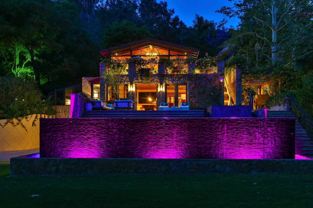 “Fue idea de Ben quedarse en la mansión de JLo y remodelarla porque, para ellos, se siente bien. Se sienten cómodos ahí y los niños también”, externó el aparente amigo. 
<br>