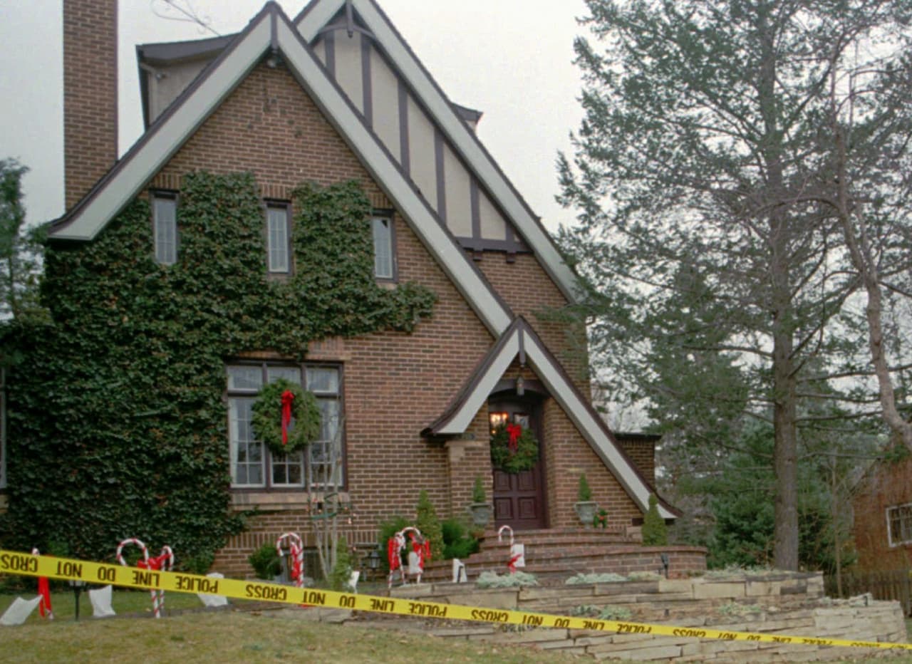 La casa de los Ramsey en Boulder, Colorado, vista el 3 de enero de 1997, mientras los investigadores examinaban la evidencia.