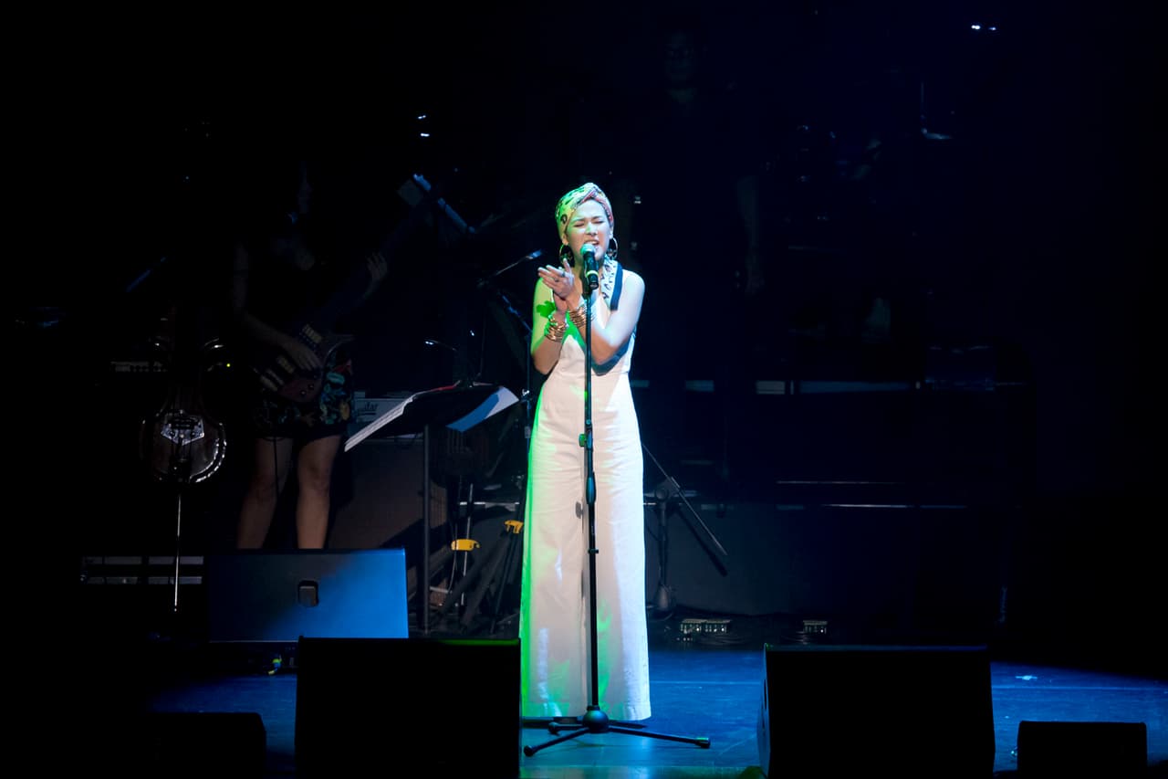 Nella Rojas abriendo su acto durante el concierto Caminos de ida y vuelta, en Bogotá, Colombia.