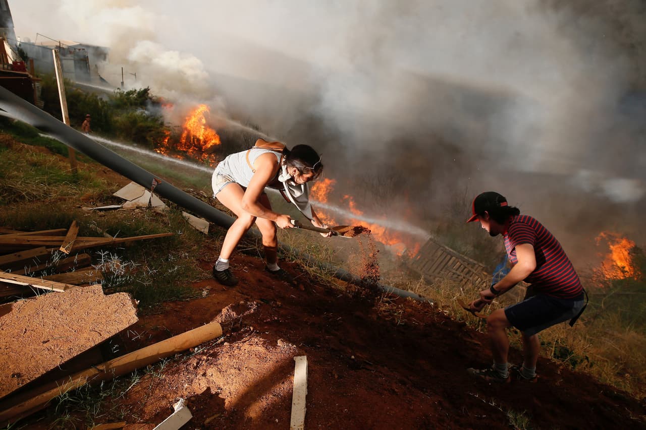 Los vecinos de las zonas afectadas utilizaron mangueras, picotas y palas para colaborar en la contención de las llamas.