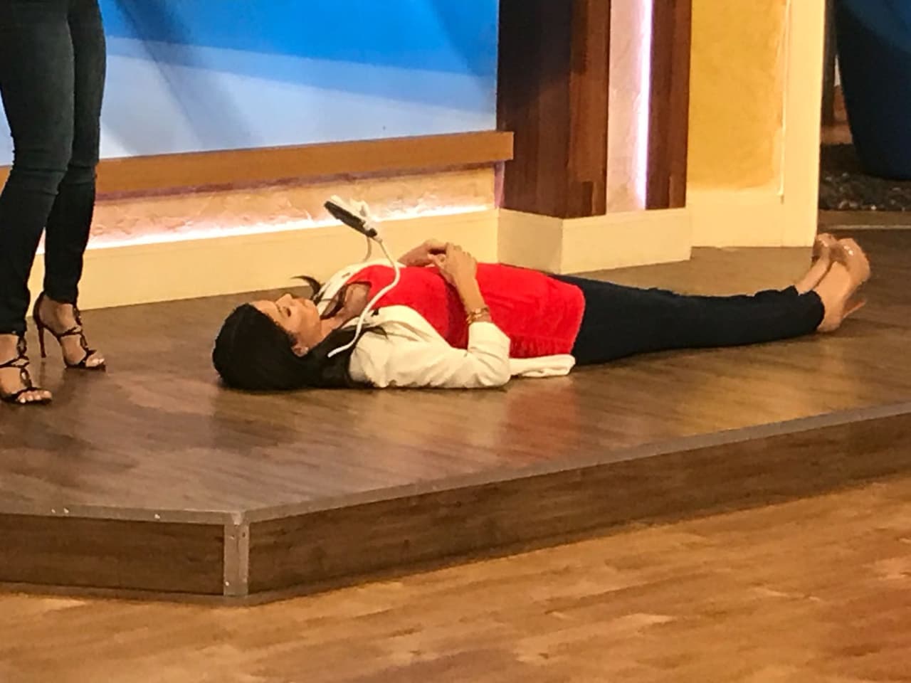 Nos sorprendió ver a Ana Patricia recostada en el suelo y todo para probar este útil aparato.