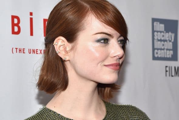 ¿Eres práctica? Seguro un 'ear cuff' como el de Emma Stone te fascinará, además de dar la apariencia de portar tres aretes en la misma oreja.
