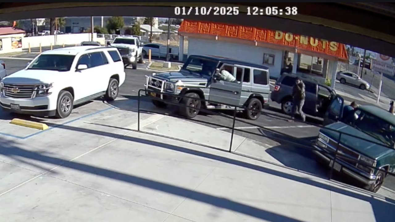 Un sujeto de ropa oscura y gorra desciende del vehículo sospechoso sujetando un arma, y toma desprevenida a la mujer de 44 años, quien ya estaba a bordo de su automóvil.