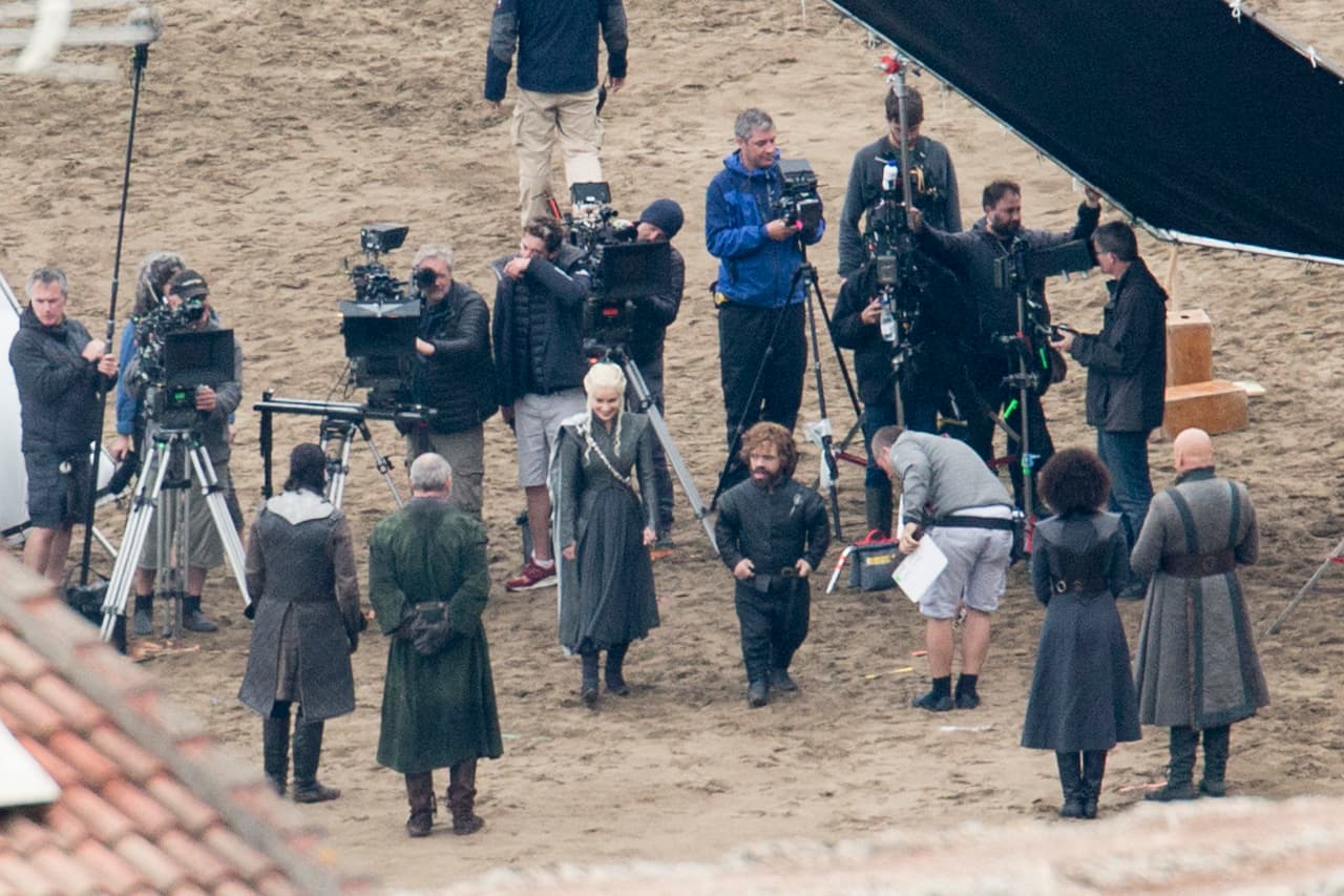 Un gran equipo técnico rodea a los actores para estas importantes escenas.