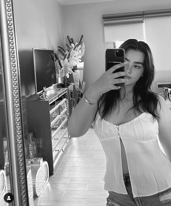 La casa de diseño mexicana fue la encargada de presentar un vestido para marcar los 200 años desde la fundación del estado de Jalisco. Como modelo de su creación, eligieron a Emily Cinnamon.