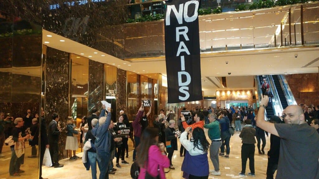  "No al veto, no al muro, no a las redadas" decían sus pancartas frente a la Trump Tower y fueron arrestados  