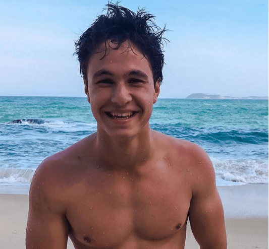 Uno de sus pasatiempos favoritos es disfrutar de la playa.