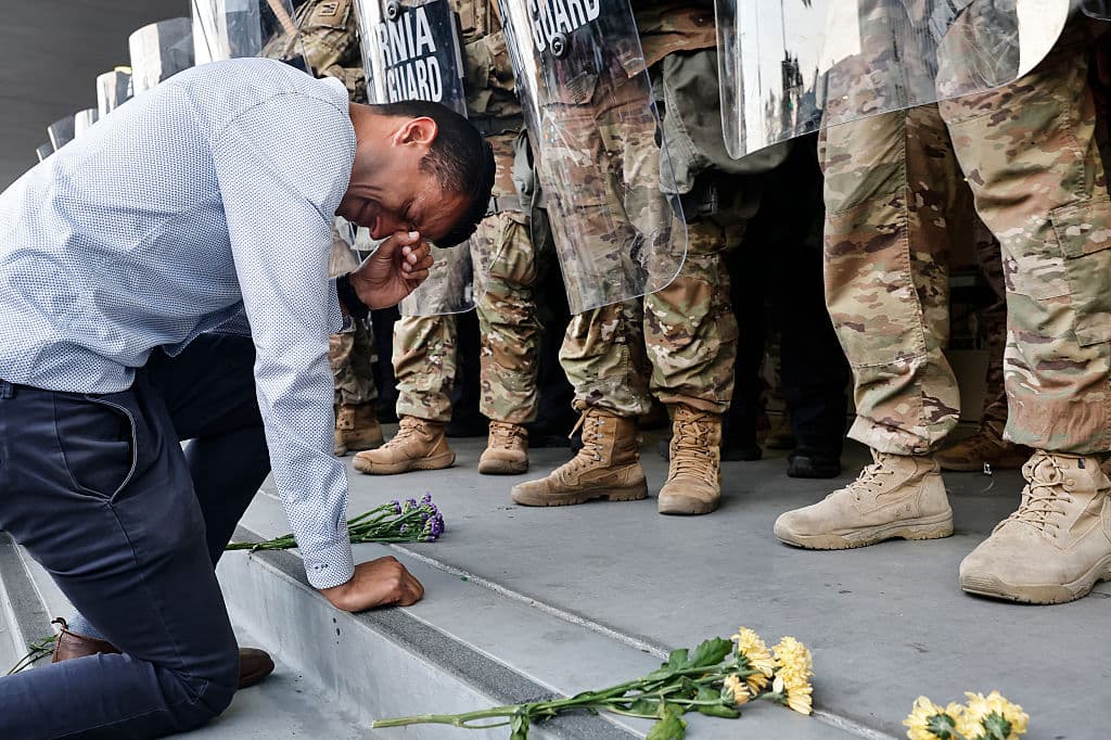 El presidente 
<b>Donald Trump</b> se refiere a
<b> la ciudad de Los Ángeles</b> como un 
<b><a href="https://www.univision.com/local/north-carolina-wuvc/trump-llega-a-la-fiesta-por-los-250-anos-del-ejercito-en-fort-bragg-apuntando-su-mensaje-a-los-angeles-fotos" target="_blank">"montón de basura" sumido en el caos</a></b> Así justifica el despliegue de 4,000 miembros de la Guardia Nacional más 700 infantes de la Marina que 
<b>el gobernador del estado, Gavin Newsom</b>, advirtió que 
<b>no era necesario</b>.
<br>
<br>Desde el 6 de junio, cuando comenzaron las protestas contra los operativos de ICE, las imágenes que más trascienden exhiben 
<b><a href="https://www.univision.com/local/los-angeles-kmex/fuegos-artificiales-saqueos-granadas-y-arrestos-en-protestas-contra-ice-en-los-angeles-california-fotos" target="_blank">incidentes violentos entre autoridades locales y federales y los manifestantes</a></b>.
<br>
<br>Sin embargo, a diario también 
<b>hay miles de personas en la ciudad que claman por justicia</b> y compasión para las familias de
<b> inmigrantes</b> que fueron 
<b>separadas sin haber cometido un delito grave</b>.
<br>
<br>Este hombre, por ejemplo, llegó el martes lo más cerca que pudo del 
<b>Centro de Detención de ICE en Los Ángeles</b>, California. De rodillas y llevando una ofrenda floral 
<b>a los pies de oficiales de la Guardia Nacional, </b>pidió justicia para los 
<b><a href="https://www.univision.com/local/los-angeles-kmex/el-gobierno-identifica-a-seis-de-los-inmigrantes-detenidos-por-ice-durante-las-redadas-en-los-angeles" target="_blank">inmigrantes recién arrestados</a>, bajo riesgo de deportación.</b>