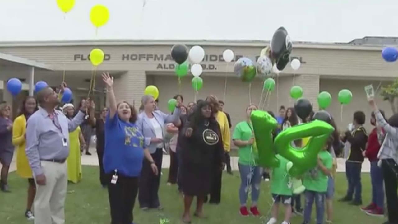 El evento en memoria de Josué y Jefferson comenzó en la cafetería y
<b> luego se trasladó al frente de la escuela para soltar los globos.</b>