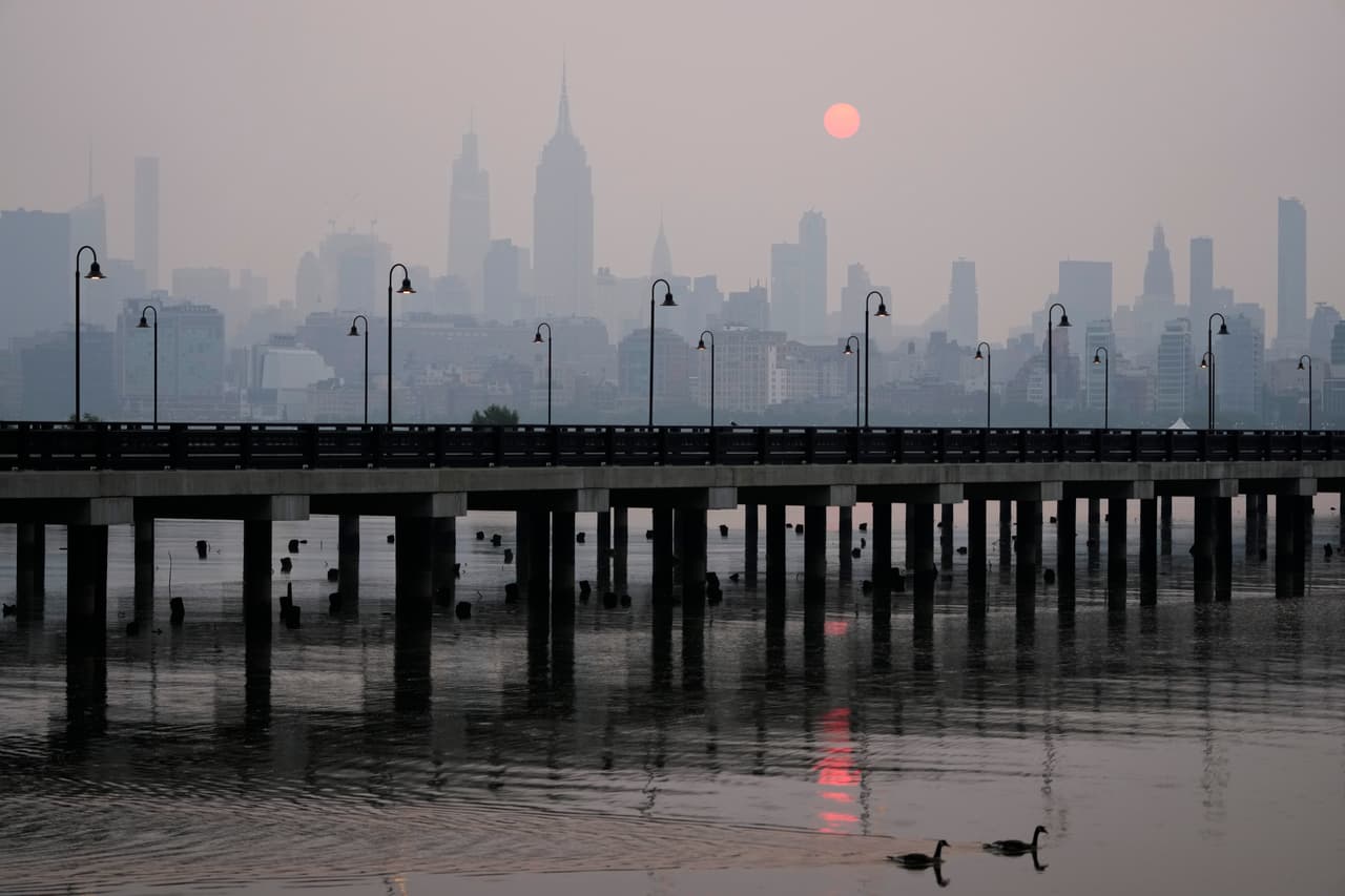 El humo proveniente de Canadá por los incendios forestales mantiene a la Ciudad de Nueva York en alerta ambiental por la alta concentración de partículas en el aire. 
<a href="https://www.univision.com/local/nueva-york-wxtv/nueva-york-alerta-calidad-aire-usar-mascarilla" target="_blank">Piden utilizar mascarilla al salir</a>.