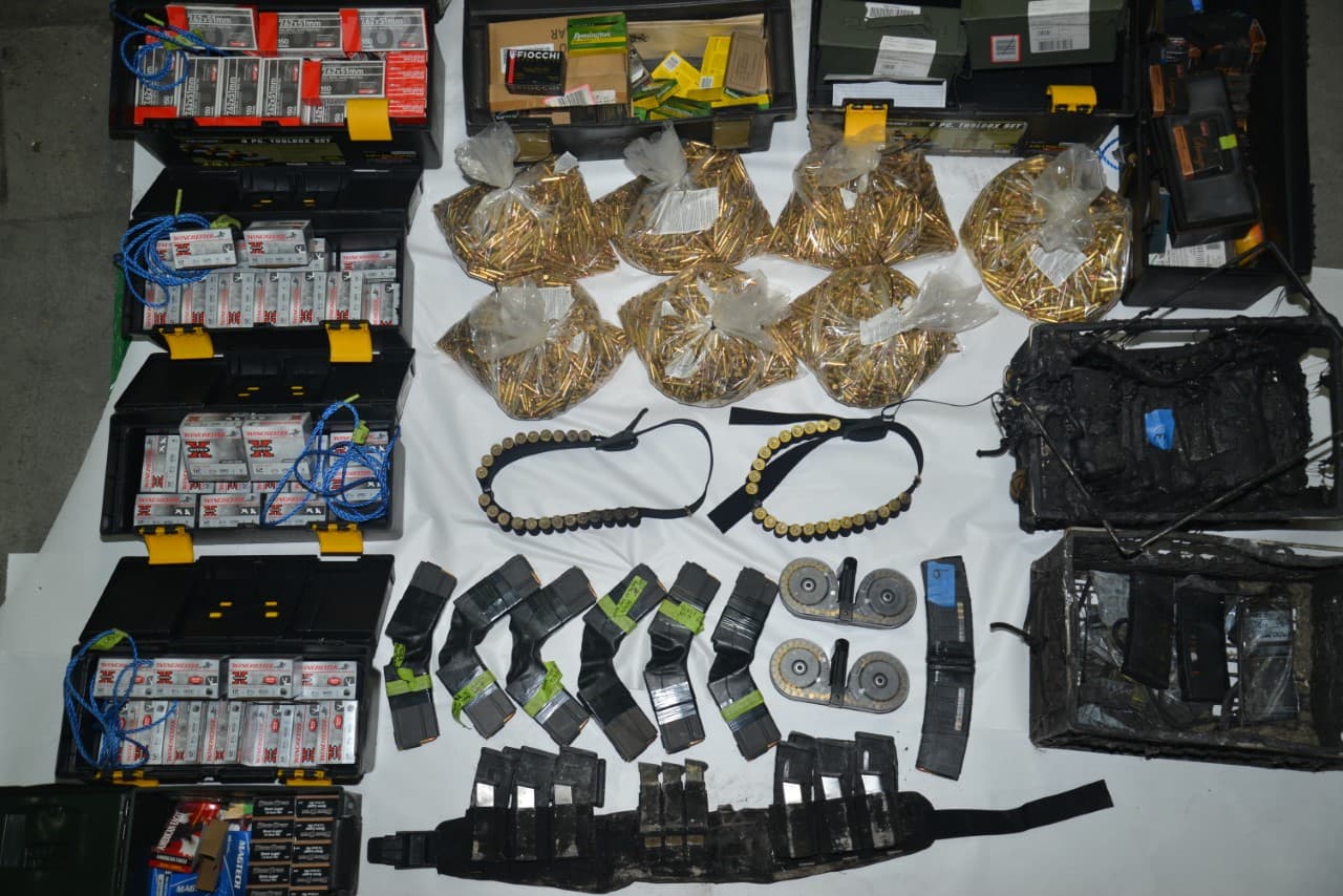 Agencias del orden locales y federales realizaron un cateo en la casa de Sam Cassidy, el pistolero del VTA que el pasado miércoles 
<a href="https://www.univision.com/local/san-francisco-kdtv/sam-cassidy-tiroteo-base-de-trenes-vta-san-jose">mató a nueve empleados de la agencia de transporte</a> y luego se suicidó, donde encontraron un arsenal compuesto por bombas molotov, 12 pistolas y cerca de 22,000 municiones útiles de distintos tipos.