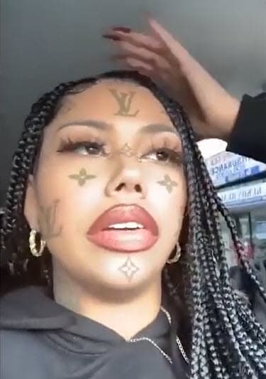 Pese al calvario por el que atravesó tras estar en el quirófano, Sara Molina está "feliz" con el resultado del procedimiento estético al que se sometió, según las fuentes. 
<br>