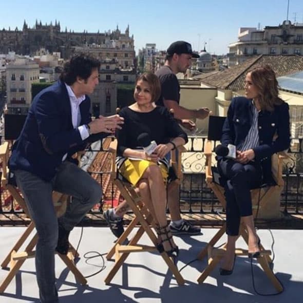 María Antonieta Collins y Karla Martínez dándole la bienvenida al coreógrafo Poty Castillo en nuestra cobertura especial de la Semana Santa desde Sevilla. (Abril 10, 2017)