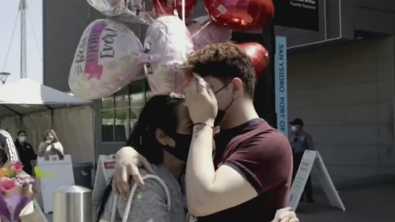 Ellos habían sido separados por 
<b>agentes de la Patrulla Fronteriza</b> bajo la política de 'cero tolerancia' del expresidente 
<a href="https://www.univision.com/temas/donald-trump">Donald Trump</a>. El joven tenía 15 años y fue entregado a familiares en California mientras su madre fue enviada a México para que esperara el resultado de su pedido de asilo.