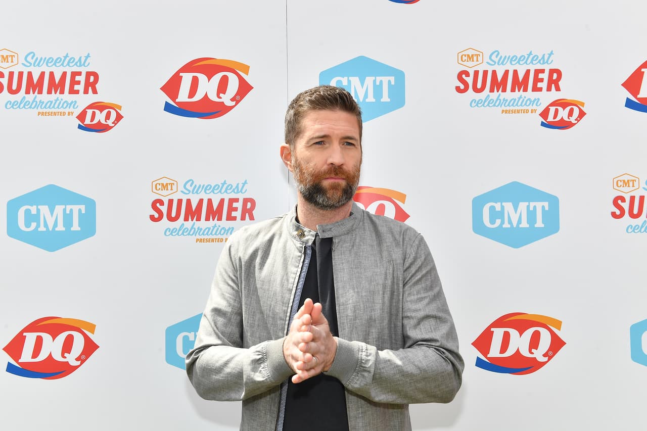 Al describir los hechos, mencionaron que el autobús impactó contra la arena y como consecuencia, numerosos pasajeros resultaron heridos, dos salieron expulsados de la unidad y uno de ellos murió. El conductor también resultó herido y fue trasladado en helicóptero a un hospital de Fresno.