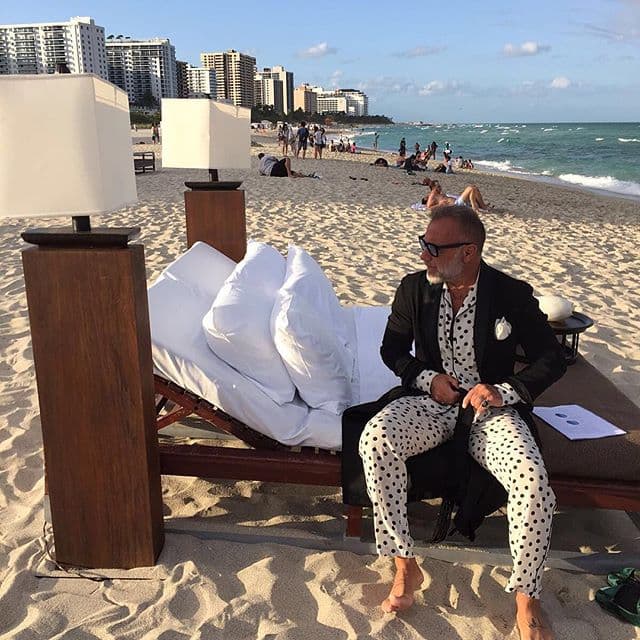 Llegaron las extravagancias. Experimentó fotos más posadas, aunque poco naturales donde en lugar de ver el mar, ves la lámpara.