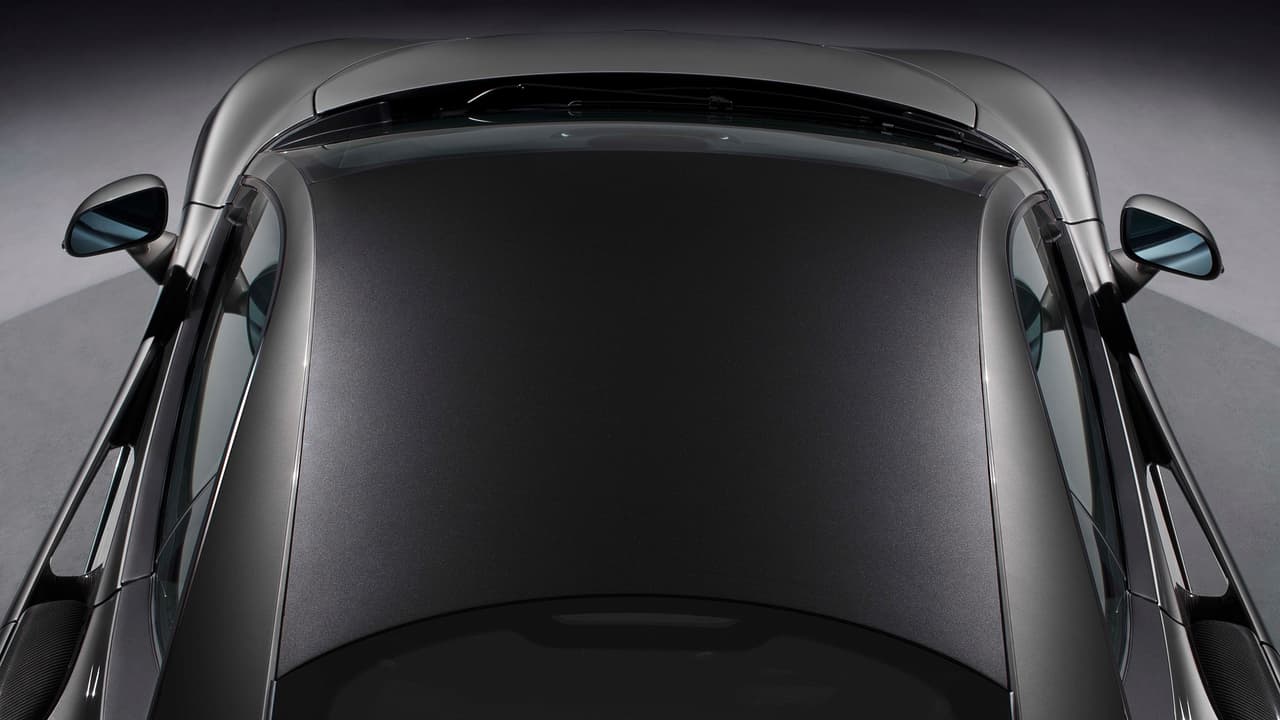 Una vez que el 570S alcanza altas velocidades, el alerón se despliega, pero al ser más alto en unos 12 milímetros que la versión estándar,
<b>produce una carga de 64 libras a las 150 millas por hora.</b>