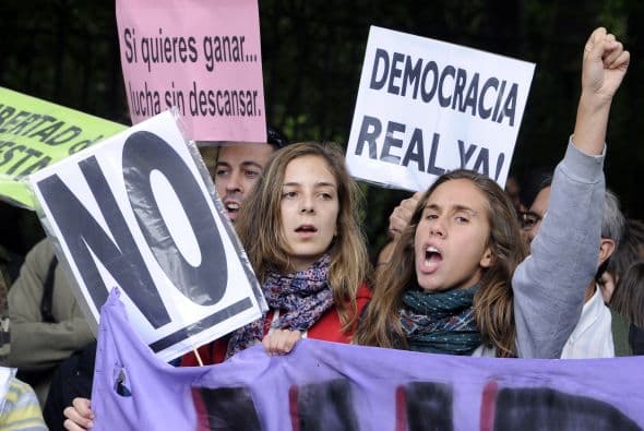 Los manifestantes exigen la disolución de las Cortes tras los duros recortes económicos y por considerar que no los representan.