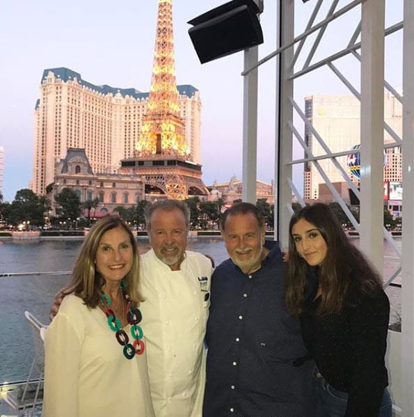 Las estrellas culinarias también forman parte de su álbum fotográfico: "En @bellagio con el chef Julián Serrano, cenando esta noche en Las Vegas con Las Vegas con Mily y Mia", presumió Raúl.