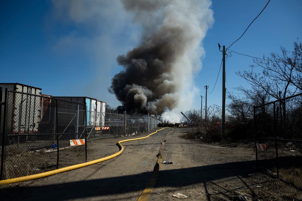 La columna de humo comenzó a extenderse, notándose desde la Interestatal 95 y sobre el río Delaware.
