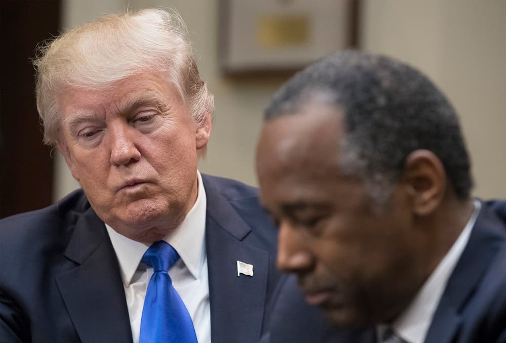 El secretario de Vivienda y Desarrollo Urbano, Ben Carson (d), junto al presidente Trump, en una imagen de archivo.