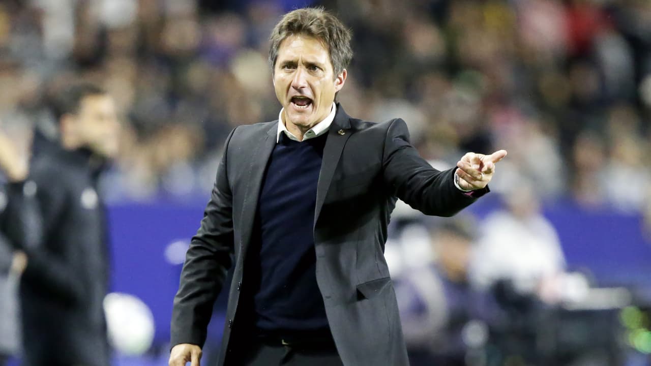 LA Galaxy destituye al entrenador Guillermo Barros Schelotto