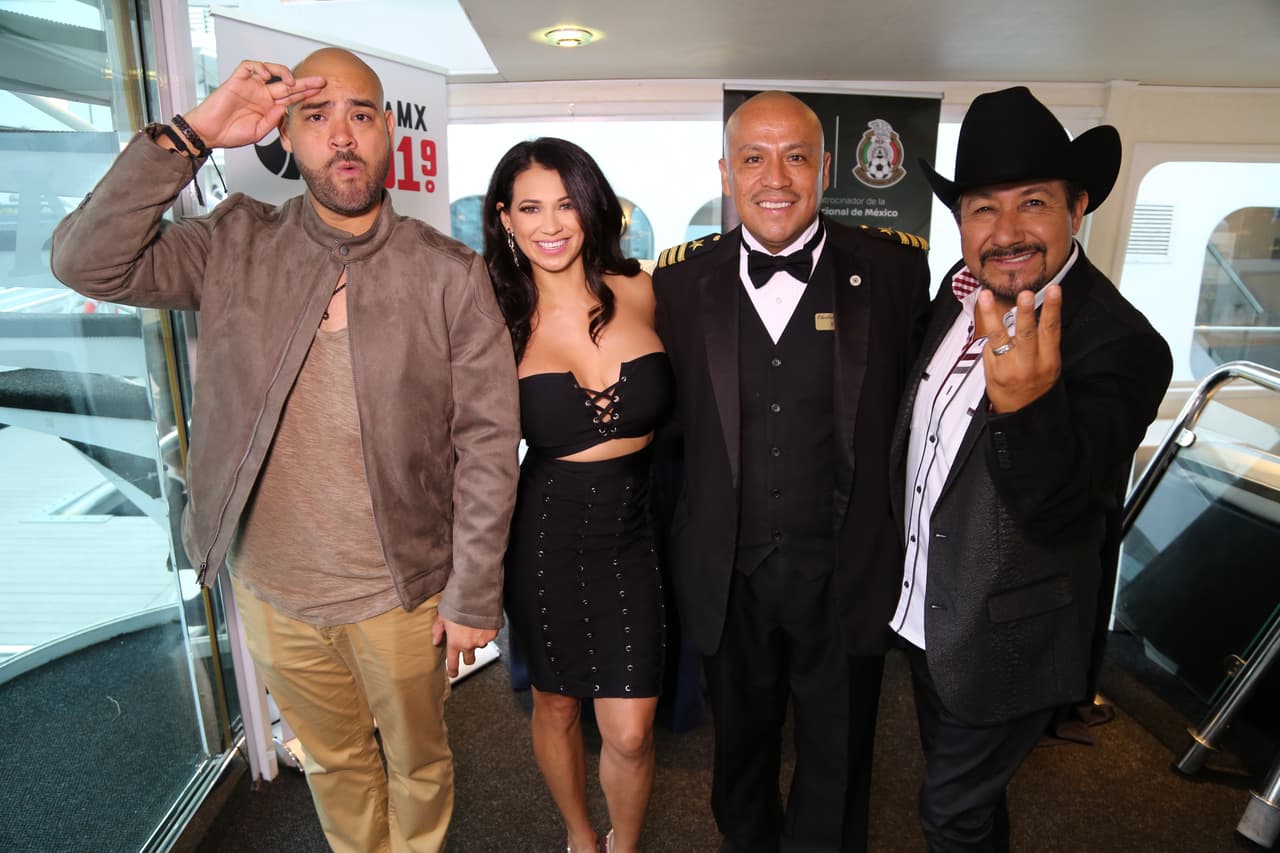 Raúl 'El Pelón', Carla Medrano y El Feo premiaron a sus oyentes con una noche inolvidable al lado de Calibre 50 en un bote privado.