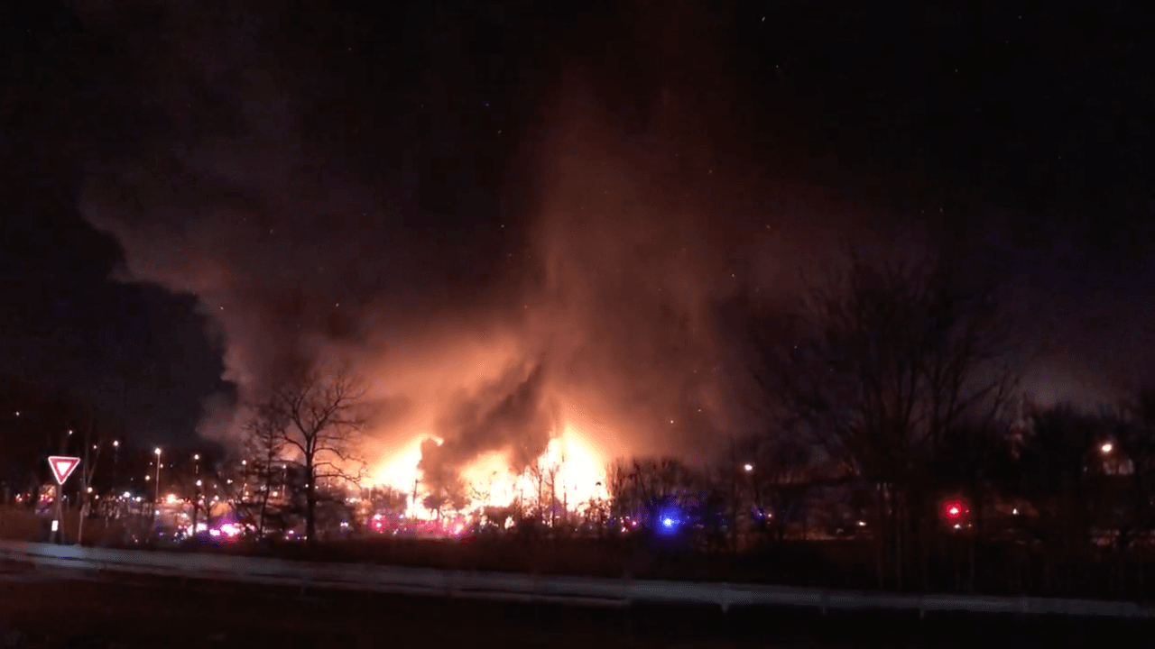 El frío dificulta esfuerzos para apagar incendio en fábrica de papel en Nueva Jersey