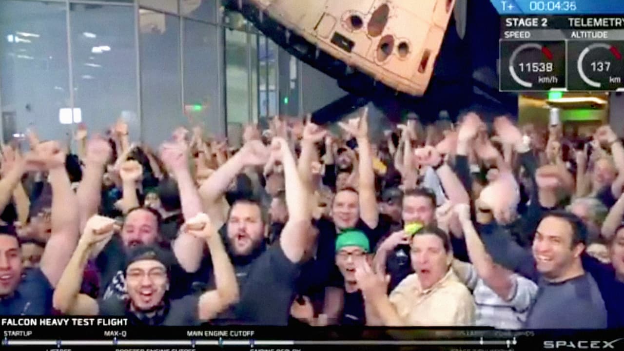 El equipo de SpaceX celebra el éxito de la prueba. Según reporta CNN, la compañía Space X tenía planificado este lanzamiento 2013. Ese objetivo se movió después a noviembre de 2017, y luego a diciembre.