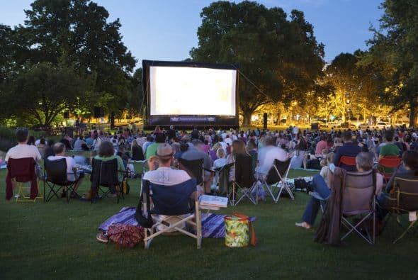 Cine en el jardín. Monta una gran pantalla en el jardín trasero de tu casa, extiende mantas y almohadones en el suelo y deja una canasta con champán y comida casera en cada sector para que tus amigos disfruten mientras miran una película.