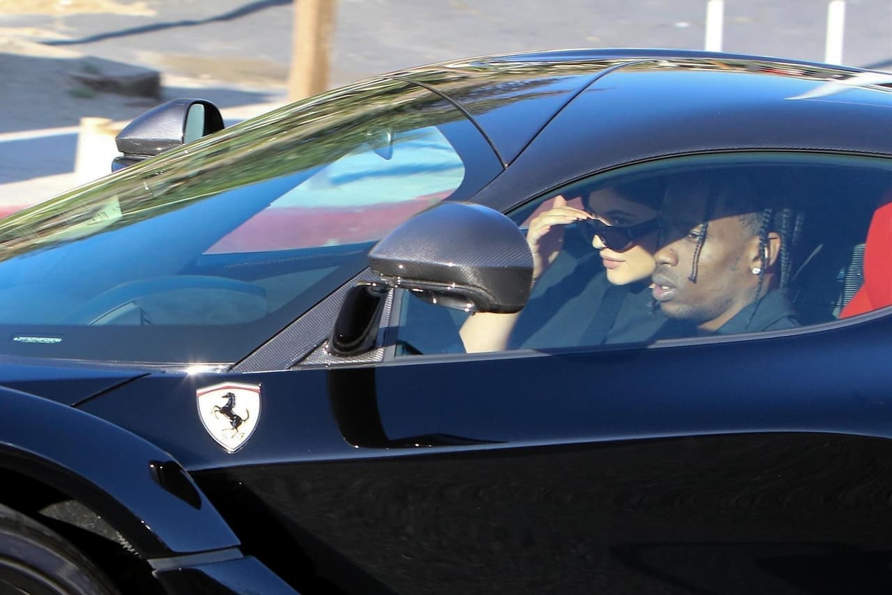 Y por no ausentarse del parto, Travis Scott está siendo demandado pues incumplió con un concierto en Mineápolis.