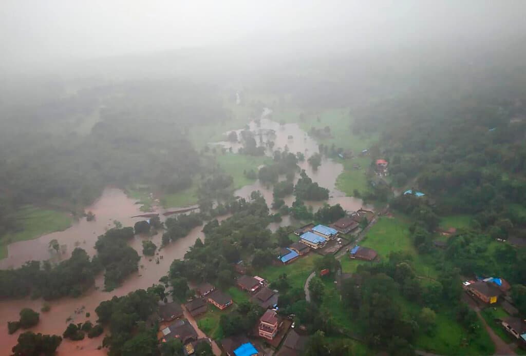 Al menos
<b>115 muertos y casi 150,000 evacuados</b> han provocado las lluvias monzónicas que han golpeado el oeste de
<a href="https://www.univision.com/temas/india-pais">India</a> los últimos siete días, en especial las últimas 24 horas.