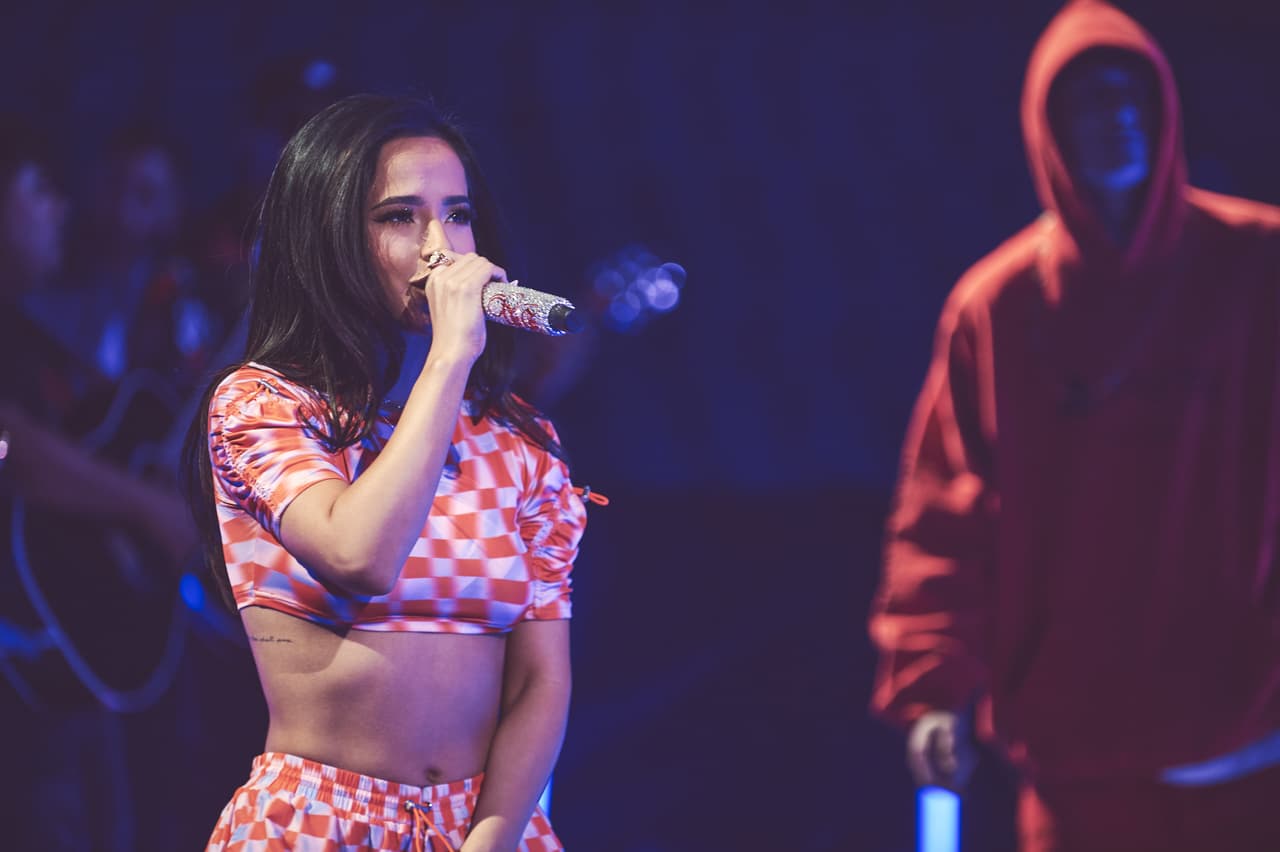 <b>Becky G</b>, quien acaba de lanzar el tema 'Chanel' junto al cantante de corridos tumbados, hizo derroche de talento en la tarima.