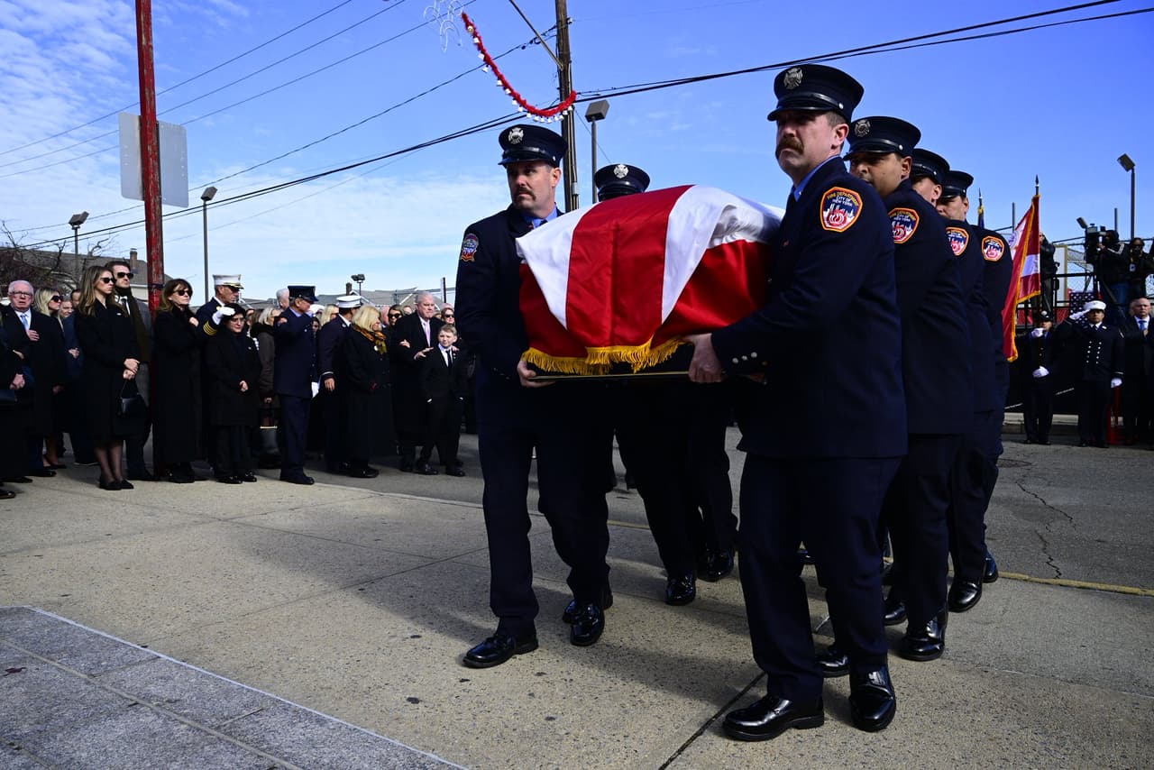El 
<b>funeral del teniente Patrick Brady</b> reunió el sábado a miles de bomberos en la iglesia St. Francis de Sales, en Belle Harbor. El miembro del FDNY, de 42 años, murió tras un paro cardíaco sufrido mientras enfrentaba un 
<a href="https://www.univision.com/local/nueva-york-wxtv/muere-bombero-fdny-mientras-combatia-incendio-brooklyn">incendio en un edificio de Brooklyn</a> el 8 de noviembre.