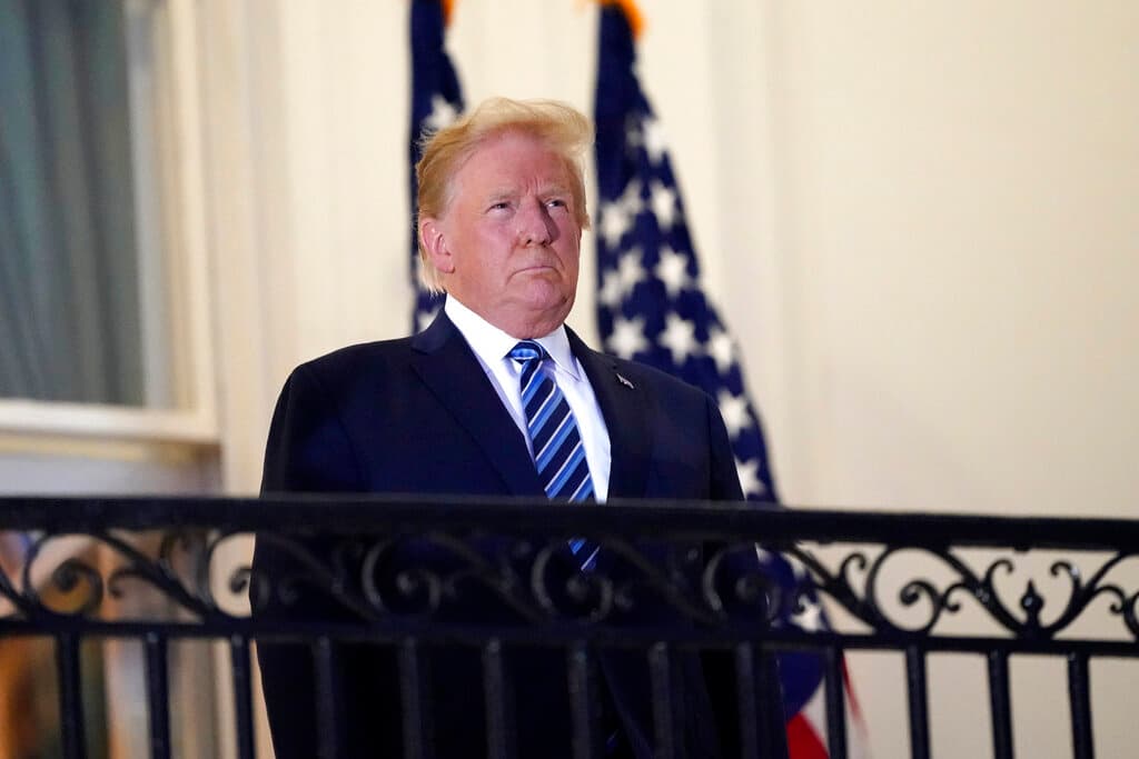 El presidente Donald Trump posa para una foto en un balcón de la Casa Blanca tras ser dado de alta del Hospital Walter Reed, el lunes 5 de octubre del 2020, en Washington. (AP Foto/Alex Brandon)