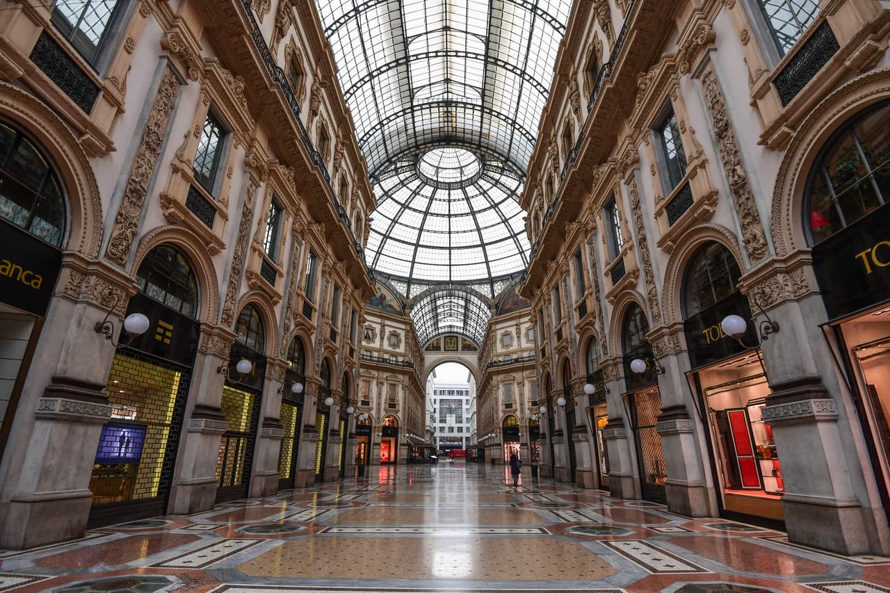 El centro comercial Galería Vittorio Emanuele II en Milán, completamente desierto. Por ahora, estas medidas no prevén "limitar los transportes públicos para garantizar la continuidad" de la actividad económica, dijo Conte.
<br>
<br>