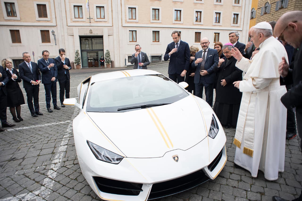 <b>Papa Francisco</b>
<br>
<b><a href="http://uni.vi/7gzy100R3Zc">El papá Francisco recibió las llaves de un Lamborghini Huracán</a></b> el cual, después de bendecir y firmar su capó, ordenó su subasta a fin de dedicar los fondos para varias caridades.