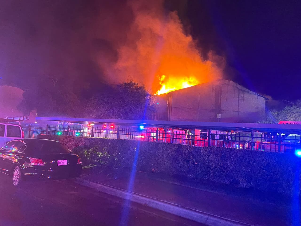 Reportan incendio en complejo de apartamentos al este de Austin, no hay heridos