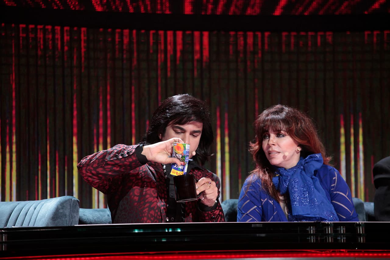 Albertano ha compartido comida, jugo, risas y frases con Verónica Castro. Incluso, siempre atento con ella, hasta la ha peinado.