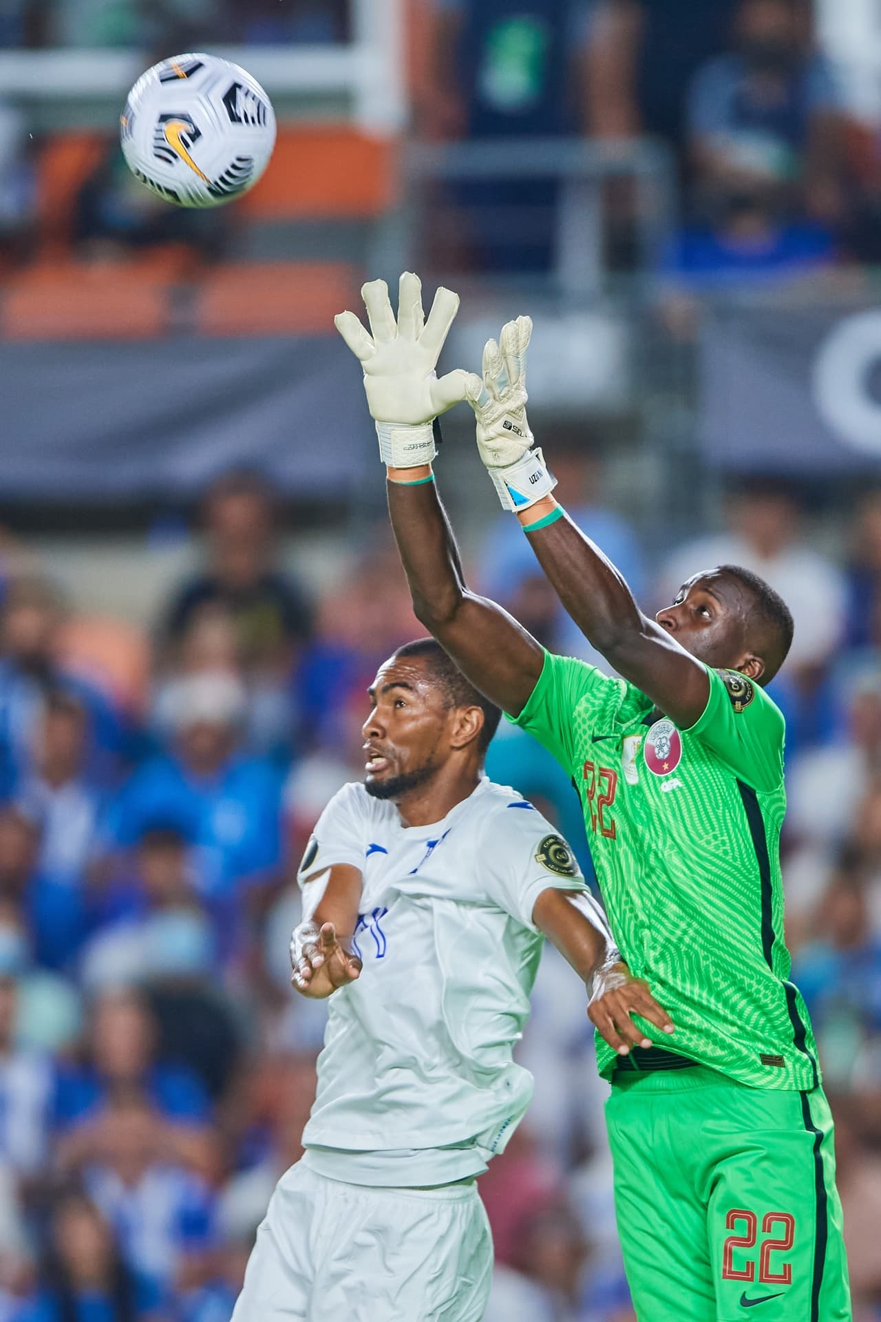 las anotaciones de Homan Ahmed y Abdelaziz Hatem le dan la victoria a Qatar 2-0 sobre Honduras y aseguran el liderato de su grupo.